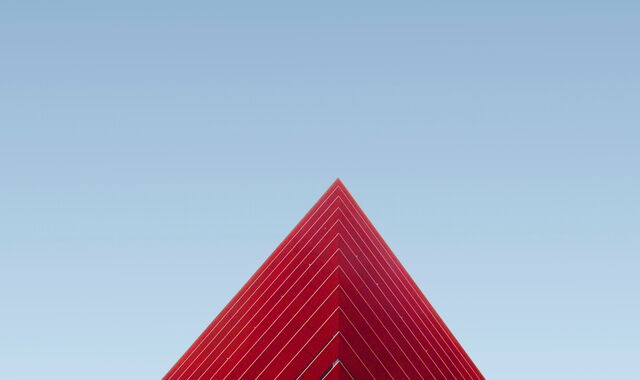 Moderne rote Architektur vor blauem Himmel